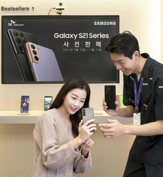 모델들이 ICT멀티플랙스 T팩토리에서 갤럭시S21 플러스와 울트라 모델을 소개하고 있다. SK텔레콤 제공